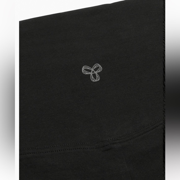 Aritzia TNA soft 7 inch bike shorts in grey marle size medium - Picture 2 of 5